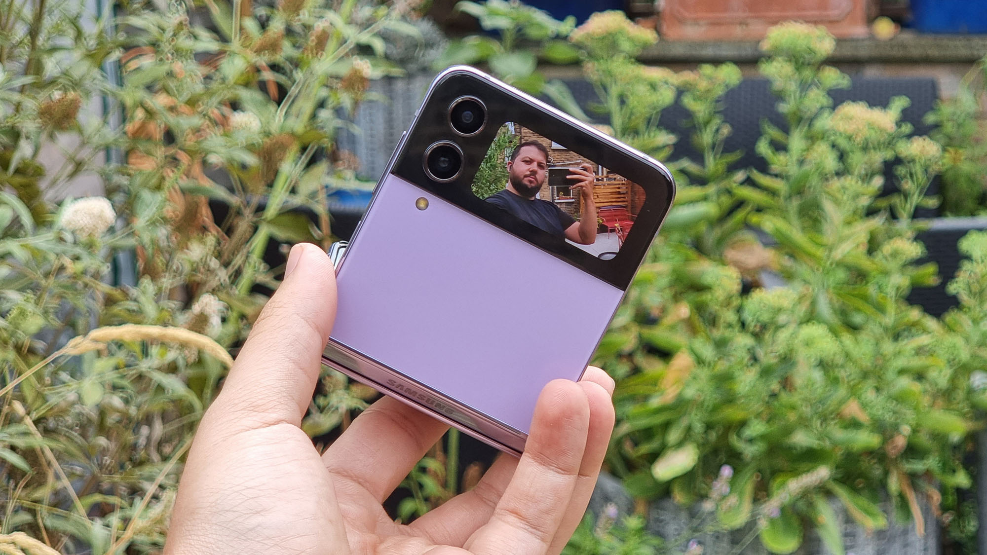 Samsung Galaxy Z Flip 4 review Bora Purple cover display